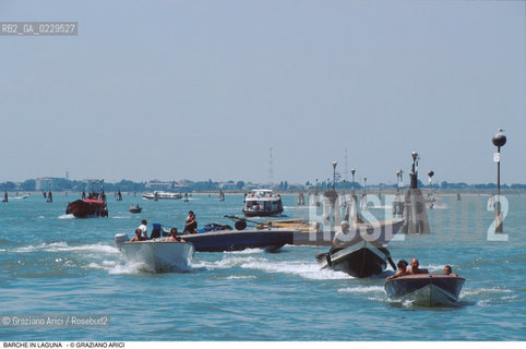 Caption: Localizzazione:..LAGUNA NORD..Oggetto:..Soggetto:..BARCHE BARCHINI MOTO ONDOSO..Cronologia: ..Definizione Culturale:..   Autore:..   Stile:..   Editori/Stampatori:..   Committenza:..Materia e Tecnica:..Collocazione:..Note:..Riproduzione Fotografica:..Copyright:..Graziano Arici/Rosebud2 .Data:..2000..Costo:..A