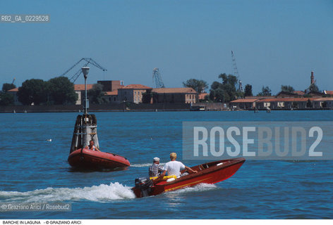 Caption: Localizzazione:..LAGUNA NORD..Oggetto:..Soggetto:..BARCHE BARCHINI MOTO ONDOSO..Cronologia: ..Definizione Culturale:..   Autore:..   Stile:..   Editori/Stampatori:..   Committenza:..Materia e Tecnica:..Collocazione:..Note:..Riproduzione Fotografica:..Copyright:..Graziano Arici/Rosebud2 .Data:..2000..Costo:..A