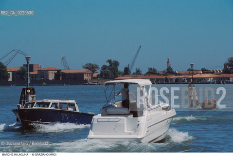 Caption: Localizzazione:..LAGUNA NORD..Oggetto:..Soggetto:..BARCHE BARCHINI MOTO ONDOSO..Cronologia: ..Definizione Culturale:..   Autore:..   Stile:..   Editori/Stampatori:..   Committenza:..Materia e Tecnica:..Collocazione:..Note:..Riproduzione Fotografica:..Copyright:..Graziano Arici/Rosebud2 .Data:..2000..Costo:..A