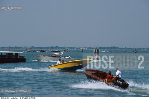 Caption: Localizzazione:..LAGUNA NORD..Oggetto:..Soggetto:..BARCHE BARCHINI MOTO ONDOSO..Cronologia: ..Definizione Culturale:..   Autore:..   Stile:..   Editori/Stampatori:..   Committenza:..Materia e Tecnica:..Collocazione:..Note:..Riproduzione Fotografica:..Copyright:..Graziano Arici/Rosebud2 .Data:..2000..Costo:..A