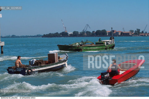 Caption: Localizzazione:..LAGUNA NORD..Oggetto:..Soggetto:..BARCHE BARCHINI MOTO ONDOSO..Cronologia: ..Definizione Culturale:..   Autore:..   Stile:..   Editori/Stampatori:..   Committenza:..Materia e Tecnica:..Collocazione:..Note:..Riproduzione Fotografica:..Copyright:..Graziano Arici/Rosebud2 .Data:..2000..Costo:..A