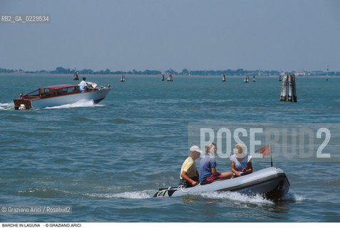 Caption: Localizzazione:..LAGUNA NORD..Oggetto:..Soggetto:..BARCHE BARCHINI MOTO ONDOSO..Cronologia: ..Definizione Culturale:..   Autore:..   Stile:..   Editori/Stampatori:..   Committenza:..Materia e Tecnica:..Collocazione:..Note:..Riproduzione Fotografica:..Copyright:..Graziano Arici/Rosebud2 .Data:..2000..Costo:..A