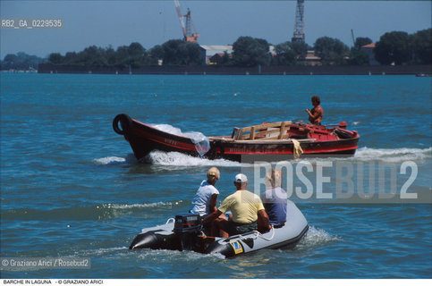 Caption: Localizzazione:..LAGUNA NORD..Oggetto:..Soggetto:..BARCHE BARCHINI MOTO ONDOSO..Cronologia: ..Definizione Culturale:..   Autore:..   Stile:..   Editori/Stampatori:..   Committenza:..Materia e Tecnica:..Collocazione:..Note:..Riproduzione Fotografica:..Copyright:..Graziano Arici/Rosebud2 .Data:..2000..Costo:..A