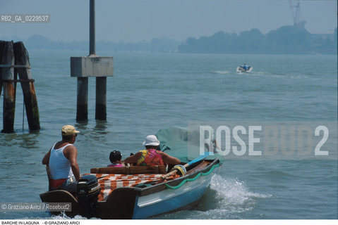 Caption: Localizzazione:..LAGUNA NORD..Oggetto:..Soggetto:..BARCHE BARCHINI MOTO ONDOSO..Cronologia: ..Definizione Culturale:..   Autore:..   Stile:..   Editori/Stampatori:..   Committenza:..Materia e Tecnica:..Collocazione:..Note:..Riproduzione Fotografica:..Copyright:..Graziano Arici/Rosebud2 .Data:..2000..Costo:..A