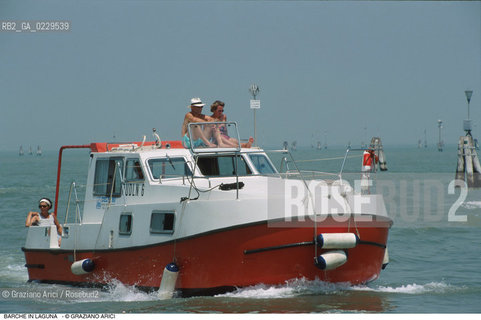 Caption: Localizzazione:..LAGUNA NORD..Oggetto:..Soggetto:..BARCHE BARCHINI MOTO ONDOSO HOUSE BOAT..Cronologia: ..Definizione Culturale:..   Autore:..   Stile:..   Editori/Stampatori:..   Committenza:..Materia e Tecnica:..Collocazione:..Note:..Riproduzione Fotografica:..Copyright:..Graziano Arici/Rosebud2 .Data:..2000..Costo:..A