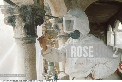 Caption: Localizzazione:..VENEZIA / S. MARCO..Oggetto:..Soggetto:..SCALA CONTARINI DEL BOVOLO / RESTAURO DI UN CAPITELLO..Cronologia: ..XV SECOLO..Definizione Culturale:..   Autore: ..GIOVANNI CANDI..   Stile:..RINASCIMENTO..   Editori/Stampatori:..   Committenza:..Materia e Tecnica:....Collocazione:..Note:..MONUMENTALE..Riproduzione Fotografica:..Graziano Arici/Rosebud2 .Copyright:..Graziano Arici/Rosebud2 .Data:..1989..Costo:..A