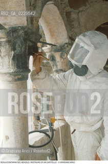 Caption: Localizzazione:..VENEZIA / S. MARCO..Oggetto:..Soggetto:..SCALA CONTARINI DEL BOVOLO / RESTAURO DI UN CAPITELLO..Cronologia: ..XV SECOLO..Definizione Culturale:..   Autore: ..GIOVANNI CANDI..   Stile:..RINASCIMENTO..   Editori/Stampatori:..   Committenza:..Materia e Tecnica:....Collocazione:..Note:..MONUMENTALE..Riproduzione Fotografica:..Graziano Arici/Rosebud2 .Copyright:..Graziano Arici/Rosebud2 .Data:..1989..Costo:..A