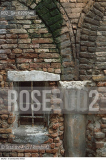 Caption: Localizzazione:..VENEZIA / S.CROCE..Oggetto:..Soggetto:..FONTEGO A S.MARGHERITA / CORTILE COLONNA FINESTRA..Cronologia: ....Definizione Culturale:..   Autore: ..   Stile:..   Editori/Stampatori:..   Committenza:..Materia e Tecnica:..Collocazione:..Note:..PALAZZI..Riproduzione Fotografica:..Graziano Arici/Rosebud2 .Copyright:..Graziano Arici/Rosebud2 .Data:..1998..Costo:..A