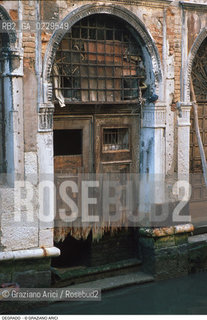 Caption: Localizzazione:..VENEZIA / S. MARCO..Oggetto:..Soggetto:..DEGRADO URBANO / PORTONE..Cronologia: ..Definizione Culturale:..   Autore: ..   Stile: ..   Editori/Stampatori:..   Committenza:..Materia e Tecnica:..Collocazione:..Note:..PROBLEMI..Riproduzione Fotografica:..Graziano Arici/Rosebud2 .Copyright:..Graziano Arici/Rosebud2 .Data:..1985..Costo:..A