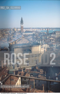 Caption: Caption: Nome: ..GRAN TEATRO LA FENICE..Descrizione: ..IL TEATRO IL GIORNO DOPO LINCENDIO / VENEZIA..Credit: ..Graziano Arici/Rosebud2/..Costo: ..B..Nazione: ..ITALIA..Città: ..VENEZIA..Data: ..30/01/1996