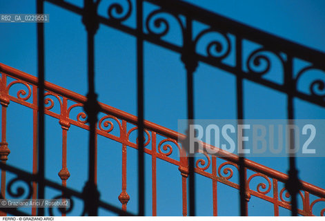 Caption: Localizzazione:..VENEZIA..Oggetto:..Soggetto:..SPALLIERA DI PONTE..Cronologia: ....Definizione Culturale:..   Autore: ....   Stile:....   Editori/Stampatori:..   Committenza:..Materia e Tecnica:..FERRO..Collocazione:..Note:..MONUMENTALE..Riproduzione Fotografica:..Graziano Arici/Rosebud2 .Copyright:..Graziano Arici/Rosebud2 .Data:..1995..Costo:..A