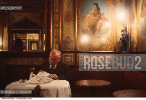 Caption: Localizzazione:..VENEZIA / S. MARCO..Oggetto:..Soggetto:..CAFFE FLORIAN / PROCURATIE..Cronologia: ....Definizione Culturale:..   Autore:....   Stile:..   Editori/Stampatori:..   Committenza:..Materia e Tecnica:....Collocazione:..Note:..BAR CAFFE OSTERIE..Riproduzione Fotografica:..Copyright:..Graziano Arici/Rosebud2 .Data:..1995..Costo:..A
