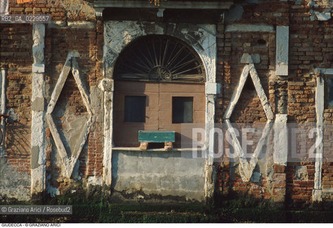 Caption: Localizzazione:..VENEZIA / ISOLA DELLA GIUDECCA..Oggetto:..Soggetto:..CASA..Cronologia: ....Definizione Culturale:..   Autore:....   Stile:..   Editori/Stampatori:..   Committenza:..Materia e Tecnica:....Collocazione:..Note:..CALLI CAMPI E PONTI..Riproduzione Fotografica:..Copyright:..Graziano Arici/Rosebud2 .Data:..1995..Costo:..A