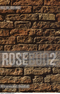 Caption: Localizzazione:..VENEZIA..Oggetto:..Soggetto:..MURO MATTONI..Cronologia: ....Definizione Culturale:..   Autore: ....   Stile:....   Editori/Stampatori:..   Committenza:..Materia e Tecnica:....Collocazione:..Note:..MONUMENTALE EDILIZIA MINORE..Riproduzione Fotografica:..Graziano Arici/Rosebud2 .Copyright:..Graziano Arici/Rosebud2 .Data:..1995..Costo:..A