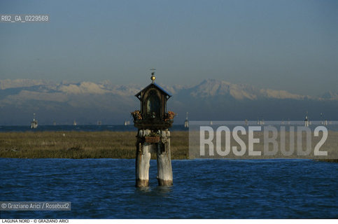 Caption: Caption: Localizzazione:..VENEZIA / LAGUNA NORD..Oggetto:..Soggetto:..VERSO BURANO BARENE  MONTAGNE CAPITELLO BRICCOLE PALI..Cronologia: ....Definizione Culturale:..   Autore: ..   Stile: ..   Editori/Stampatori:..   Committenza:..Materia e Tecnica:..Collocazione:..Note:....Riproduzione Fotografica:..Graziano Arici/Rosebud2 .Copyright:..Graziano Arici/Rosebud2 .Data:..2000..Costo:..A