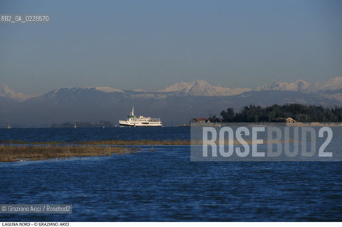 Caption: Caption: Localizzazione:..VENEZIA / LAGUNA NORD..Oggetto:..Soggetto:..VERSO BURANO BARENE  MONTAGNE BARCA MOTONAVE..Cronologia: ....Definizione Culturale:..   Autore: ..   Stile: ..   Editori/Stampatori:..   Committenza:..Materia e Tecnica:..Collocazione:..Note:....Riproduzione Fotografica:..Graziano Arici/Rosebud2 .Copyright:..Graziano Arici/Rosebud2 .Data:..2000..Costo:..A