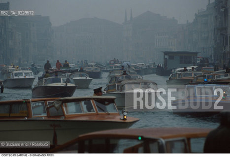 Caption: Localizzazione:..VENEZIA..Oggetto:..Soggetto:..MANIFESTAZIONE DEI TAXISTI PER I PROVVEDIMENTI CONTRO IL MOTO ONDOSO / CANAL GRANDE..Cronologia: ..Definizione Culturale:..   Autore: ..   Stile: ..   Editori/Stampatori:..   Committenza:..Materia e Tecnica:..Collocazione:..Note:..PROBLEMI..Riproduzione Fotografica:..Graziano Arici/Rosebud2 .Copyright:..Graziano Arici/Rosebud2 .Data:..1985..Costo:..A
