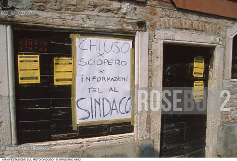 Caption: Localizzazione:..VENEZIA..Oggetto:..Soggetto:..MANIFESTAZIONE DEI TRASPORTATORI CONTRO I PROVVEDIMENTI PER IL MOTO ONDOSO / CANAL GRANDE E PONTE DI RIALTO..Cronologia: ..Definizione Culturale:..   Autore: ..   Stile: ..   Editori/Stampatori:..   Committenza:..Materia e Tecnica:..Collocazione:..Note:..PROBLEMI..Riproduzione Fotografica:..Graziano Arici/Rosebud2 .Copyright:..Graziano Arici/Rosebud2 .Data:..1985..Costo:..A