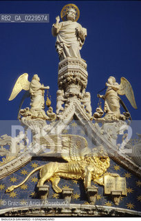 Caption: Localizzazione:..VENEZIA / S. MARCO..Oggetto:..Soggetto:..BASILICA DI SAN MARCO / CORONAMENTO CENTRALE DELL ORDINE SUPERIORE DELLA FACCIATA / MOSAICI / LEONE / ORO..Cronologia: ..XV SEC (sculture) XVII SEC (mosaici)..Definizione Culturale:..   Autore: ..   Stile: GOTICO BIZANTINO ROMANICO..   Editori/Stampatori:..   Committenza:..Materia e Tecnica:..Collocazione:..Note:..CHIESE..Riproduzione Fotografica:..Graziano Arici/Rosebud2 .Copyright:..Graziano Arici/Rosebud2 .Data:..1995..Costo:..A