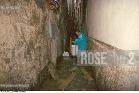 Caption: Nome:..ALTA MAREA..HIGHT TIDE..Localizzazione:..VENEZIA / S. MARCO / FREZZERIA..VENICE / ST. MARK / FREZZERIA..Soggetto:..ACQUA ALTA  CARRETTO..Cronologia:......Autore:......Stile:......Editori Stampatori:......Committenza:......Materia e Tecnica:......Collocazione:......Note:....Riproduzione Fotografica:..Graziano Arici/Rosebud2 ...Copyright:..Graziano Arici / rosebud2/....Data:..1995....Costo:..A....Key:..ACQUA ALTA..HIGHT TIDE