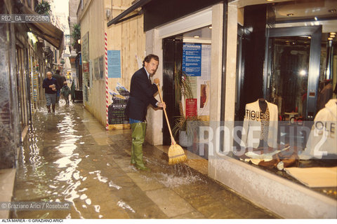 Caption: Nome:..ALTA MAREA..HIGHT TIDE..Localizzazione:..VENEZIA / S. MARCO / FREZZERIA..VENICE / ST. MARK / FREZZERIA..Soggetto:..ACQUA ALTA IN FREZZERIA / NEGOZIO .. A SHOP DURING THE HIGHT TIDE  IN FREZZERIA / SHOP..Cronologia:......Autore:......Stile:......Editori Stampatori:......Committenza:......Materia e Tecnica:......Collocazione:......Note:....Riproduzione Fotografica:..Graziano Arici/Rosebud2 ...Copyright:..Graziano Arici / rosebud2/....Data:..1995....Costo:..A....Key:..ACQUA ALTA..HIGHT TIDE