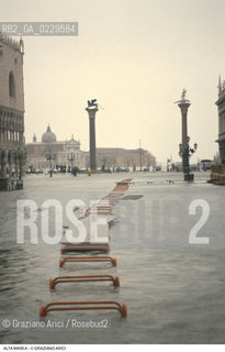 Caption: Nome:..ALTA MAREA..HIGHT TIDE..Localizzazione:..VENEZIA / S. MARCO / PIAZZETTA DI S. MARCO..VENICE / ST. MARK  / ST. MARK S PIAZZETTA..Soggetto:..ACQUA ALTA IN PIAZZETTA  S. MARCO  / COLONNE DI S. MARCO E S. TEODORO / PASSERELLA..ST. MARK S PIAZZETTA DURING THE HIGHT TIDE / COLUMNS OF ST. THEODORE E MARK / WALKWAY..Cronologia:......Autore:......Stile:......Editori Stampatori:......Committenza:......Materia e Tecnica:......Collocazione:......Note:....Riproduzione Fotografica:..Graziano Arici/Rosebud2 ...Copyright:..Graziano Arici / rosebud2/....Data:..1996....Costo:..A....Key:..ACQUA ALTA..HIGHT TIDE