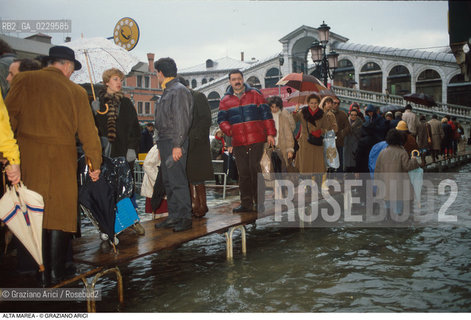 Caption: Nome:..ALTA MAREA..HIGHT TIDE..Localizzazione:..VENEZIA / S. MARCO / RIALTO..Soggetto:..RIALTO ..Cronologia:......Autore:......Stile:......Editori Stampatori:......Committenza:......Materia e Tecnica:......Collocazione:......Note:....Riproduzione Fotografica:..Graziano Arici/Rosebud2 ...Copyright:..Graziano Arici / rosebud2/....Data:..1992....Costo:..A....Key:..ACQUA ALTA..HIGHT TIDE