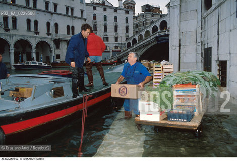 Caption: Nome:..ALTA MAREA..HIGHT TIDE..Localizzazione:..VENEZIA / S. POLO / MERCATO DI RIALTO..VENICE / ST. POLO  / RIALTO MARKET..Soggetto:..MERCATO DI RIALTO DURANTE LACQUA ALTA / LAVORO..RIALTO MARKET DURING THE HIGHT TIDE / WORK..Cronologia:......Autore:......Stile:......Editori Stampatori:......Committenza:......Materia e Tecnica:......Collocazione:......Note:....Riproduzione Fotografica:..Graziano Arici/Rosebud2 ...Copyright:..Graziano Arici / rosebud2/....Data:..1996....Costo:..A....Key:..ACQUA ALTA..HIGHT TIDE