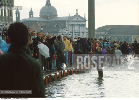 Caption: Nome:..ALTA MAREA..HIGHT TIDE..Localizzazione:..VENEZIA / S. MARCO / PIAZZETTA DI S. MARCO..VENICE / ST. MARK  / ST. MARK S PIAZZETTA..Soggetto:..ACQUA ALTA IN PIAZZETTA  S. MARCO ..ST. MARK S PIAZZETTA DURING THE HIGHT TIDE ..Cronologia:......Autore:......Stile:......Editori Stampatori:......Committenza:......Materia e Tecnica:......Collocazione:......Note:....Riproduzione Fotografica:..Graziano Arici/Rosebud2 ...Copyright:..Graziano Arici / rosebud2/....Data:..1997....Costo:..A....Key:..ACQUA ALTA..HIGHT TIDE