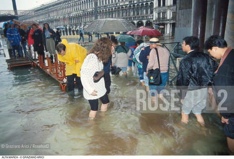 Caption: Nome:..ALTA MAREA..HIGHT TIDE..Localizzazione:..VENEZIA / S. MARCO / BASILICA DI S. MARCO..VENICE / ST. MARK  / BASILICA OF ST. MARK..Soggetto:..ACQUA ALTA, INTERNO DELLA BASILICA DI S. MARCO..INSIDE THE  BASILICA OF ST. MARK DURING THE HIGHT TIDE..Cronologia:......Autore:......Stile:......Editori Stampatori:......Committenza:......Materia e Tecnica:......Collocazione:......Note:....Riproduzione Fotografica:..Graziano Arici/Rosebud2 ...Copyright:..Graziano Arici / rosebud2/....Data:..2....Costo:..A....Key:..ACQUA ALTA..HIGHT TIDE