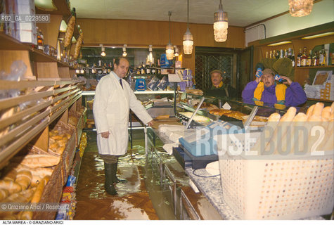 Caption: Nome:..ALTA MAREA..HIGHT TIDE..Localizzazione:..VENEZIA ..VENICE..Soggetto:..ACQUA ALTA , INTERNO DI UN PANIFICIO / LAVORO..INSIDE OF BREAD-MAKING DURING THE HIGHT TIDE / WORK..Cronologia:......Autore:......Stile:......Editori Stampatori:......Committenza:......Materia e Tecnica:......Collocazione:......Note:....Riproduzione Fotografica:..Graziano Arici/Rosebud2 ...Copyright:..Graziano Arici / rosebud2/....Data:..1998....Costo:..A....Key:..ACQUA ALTA..HIGHT TIDE