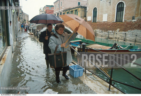 Caption: Nome:..ALTA MAREA..HIGHT TIDE..Localizzazione:..VENEZIA / CASTELLO / FONDAMENTA DI SANT ANNA ..VENICE / CASTELLO / FONDAMENTA OF SAINT ANNA ..Soggetto:..ACQUA ALTA IN FONDAMENTA  SANT ANNA / SPAZZATURA..FONDAMENTA OF SAINT ANNA DURING HIGH TIDE / RUBBISH..Cronologia:......Autore:......Stile:......Editori Stampatori:......Committenza:......Materia e Tecnica:......Collocazione:......Note:....Riproduzione Fotografica:..Graziano Arici/Rosebud2 ...Copyright:..Graziano Arici / rosebud2/....Data:..1997....Costo:..A....Key:..ACQUA ALTA..HIGHT TIDE