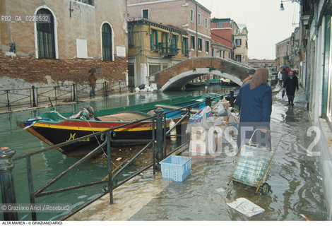 Caption: Nome:..ALTA MAREA..HIGHT TIDE..Localizzazione:..VENEZIA / CASTELLO / FONDAMENTA DI SANT ANNA ..VENICE / CASTELLO / FONDAMENTA OF SAINT ANNA ..Soggetto:..ACQUA ALTA IN FONDAMENTA  SANT ANNA / SPAZZATURA..FONDAMENTA OF SAINT ANNA DURING HIGH TIDE / RUBBISH..Cronologia:......Autore:......Stile:......Editori Stampatori:......Committenza:......Materia e Tecnica:......Collocazione:......Note:....Riproduzione Fotografica:..Graziano Arici/Rosebud2 ...Copyright:..Graziano Arici / rosebud2/....Data:..1997....Costo:..A....Key:..ACQUA ALTA..HIGHT TIDE