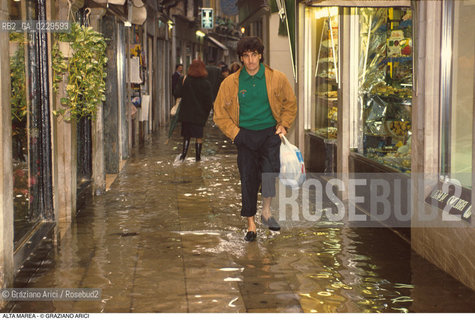 Caption: Nome:..ALTA MAREA..HIGHT TIDE..Localizzazione:..VENEZIA / S. MARCO / FREZZERIA..VENICE / ST. MARK  / FREZZERIA..Soggetto:..NEGOZI IN FREZZERIA DURANTE L ACQUA ALTA..SHOPS IN FREZZERIA DURING THE HIGHT TIDE..Cronologia:......Autore:......Stile:......Editori Stampatori:......Committenza:......Materia e Tecnica:......Collocazione:......Note:....Riproduzione Fotografica:..Graziano Arici/Rosebud2 ...Copyright:..Graziano Arici / rosebud2/....Data:..1993....Costo:..A....Key:..ACQUA ALTA..HIGHT TIDE