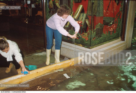 Caption: Nome:..ALTA MAREA..HIGHT TIDE..Localizzazione:..VENEZIA S.MARCO..VENICE..Soggetto:..ACQUA ALTA IN UN INTERNO DI NEGOZIO /..AN INTERIOR OF A SHOP DURING THE HIGHT TIDE /..Cronologia:......Autore:......Stile:......Editori Stampatori:......Committenza:......Materia e Tecnica:......Collocazione:......Note:....Riproduzione Fotografica:..Graziano Arici/Rosebud2 ...Copyright:..Graziano Arici / rosebud2/....Data:..1998....Costo:..A....Key:..ACQUA ALTA..HIGHT TIDE