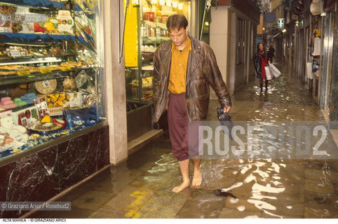 Caption: Nome:..ALTA MAREA..HIGHT TIDE..Localizzazione:..VENEZIA / S. MARCO / FREZZERIA..VENICE / ST. MARK  / FREZZERIA..Soggetto:..NEGOZI IN FREZZERIA DURANTE L ACQUA ALTA..SHOPS IN FREZZERIA DURING THE HIGHT TIDE..Cronologia:......Autore:......Stile:......Editori Stampatori:......Committenza:......Materia e Tecnica:......Collocazione:......Note:....Riproduzione Fotografica:..Graziano Arici/Rosebud2 ...Copyright:..Graziano Arici / rosebud2/....Data:..1993....Costo:..A....Key:..ACQUA ALTA..HIGHT TIDE