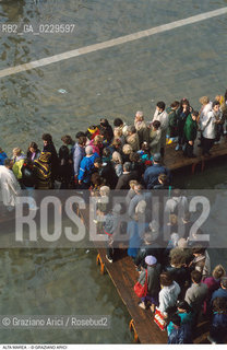 Caption: Nome:..ALTA MAREA..HIGHT TIDE..Localizzazione:..VENEZIA / S. MARCO / PIAZZA S. MARCO..VENICE / ST. MARK  / ST. MARK S SQUARE..Soggetto:..ACQUA ALTA IN PIAZZA  S. MARCO ..ST. MARK S SQUARE DURING THE HIGHT TIDE..Cronologia:......Autore:......Stile:......Editori Stampatori:......Committenza:......Materia e Tecnica:......Collocazione:......Note:....Riproduzione Fotografica:..Graziano Arici/Rosebud2 ...Copyright:..Graziano Arici / rosebud2/....Data:..1995....Costo:..A....Key:..ACQUA ALTA..HIGHT TIDE