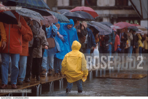 Caption: Nome:..ALTA MAREA..HIGHT TIDE..Localizzazione:..VENEZIA / S. MARCO / PIAZZA S. MARCO..VENICE / ST. MARK  / ST. MARK S SQUARE..Soggetto:..ACQUA ALTA IN PIAZZA  S. MARCO ..ST. MARK S SQUARE DURING THE HIGHT TIDE..Cronologia:......Autore:......Stile:......Editori Stampatori:......Committenza:......Materia e Tecnica:......Collocazione:......Note:....Riproduzione Fotografica:..Graziano Arici/Rosebud2 ...Copyright:..Graziano Arici / rosebud2/....Data:..1995....Costo:..A....Key:..ACQUA ALTA..HIGHT TIDE