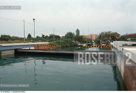 Caption: Nome:..ALTA MAREA..HIGHT TIDE..Localizzazione:..VENEZIA / LIDO / MALAMOCCO ..Soggetto:..PARATOIE DI DIFESA CONTRO LACQUA ALTA..CONSORZIO VENEZIA NUOVA..Cronologia:......Autore:......Stile:......Editori Stampatori:......Committenza:......Materia e Tecnica:......Collocazione:......Note:....Riproduzione Fotografica:..Graziano Arici/Rosebud2 ...Copyright:..Graziano Arici / rosebud2/....Data:..1998....Costo:..A....Key:..ACQUA ALTA..HIGHT TIDE