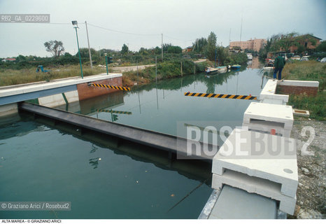 Caption: Nome:..ALTA MAREA..HIGHT TIDE..Localizzazione:..VENEZIA / LIDO / MALAMOCCO ..Soggetto:..PARATOIE DI DIFESA CONTRO LACQUA ALTA..CONSORZIO VENEZIA NUOVA..Cronologia:......Autore:......Stile:......Editori Stampatori:......Committenza:......Materia e Tecnica:......Collocazione:......Note:....Riproduzione Fotografica:..Graziano Arici/Rosebud2 ...Copyright:..Graziano Arici / rosebud2/....Data:..1998....Costo:..A....Key:..ACQUA ALTA..HIGHT TIDE
