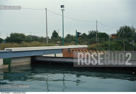 Caption: Nome:..ALTA MAREA..HIGHT TIDE..Localizzazione:..VENEZIA / LIDO / MALAMOCCO ..Soggetto:..PARATOIE DI DIFESA CONTRO LACQUA ALTA..CONSORZIO VENEZIA NUOVA..Cronologia:......Autore:......Stile:......Editori Stampatori:......Committenza:......Materia e Tecnica:......Collocazione:......Note:....Riproduzione Fotografica:..Graziano Arici/Rosebud2 ...Copyright:..Graziano Arici / rosebud2/....Data:..1998....Costo:..A....Key:..ACQUA ALTA..HIGHT TIDE