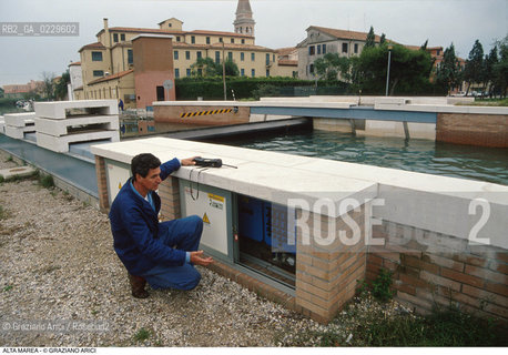 Caption: Nome:..ALTA MAREA..HIGHT TIDE..Localizzazione:..VENEZIA / LIDO / MALAMOCCO ..Soggetto:..PARATOIE DI DIFESA CONTRO LACQUA ALTA..CONSORZIO VENEZIA NUOVA..Cronologia:......Autore:......Stile:......Editori Stampatori:......Committenza:......Materia e Tecnica:......Collocazione:......Note:....Riproduzione Fotografica:..Graziano Arici/Rosebud2 ...Copyright:..Graziano Arici / rosebud2/....Data:..1998....Costo:..A....Key:..ACQUA ALTA..HIGHT TIDE