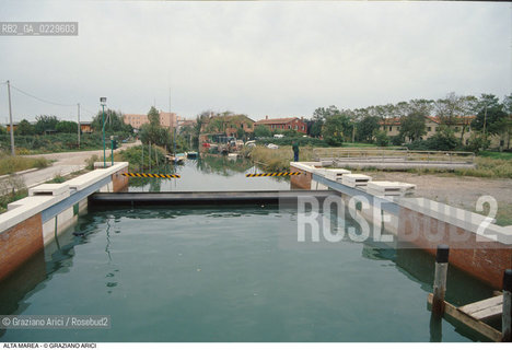 Caption: Nome:..ALTA MAREA..HIGHT TIDE..Localizzazione:..VENEZIA / LIDO / MALAMOCCO ..Soggetto:..PARATOIE DI DIFESA CONTRO LACQUA ALTA..CONSORZIO VENEZIA NUOVA..Cronologia:......Autore:......Stile:......Editori Stampatori:......Committenza:......Materia e Tecnica:......Collocazione:......Note:....Riproduzione Fotografica:..Graziano Arici/Rosebud2 ...Copyright:..Graziano Arici / rosebud2/....Data:..1998....Costo:..A....Key:..ACQUA ALTA..HIGHT TIDE