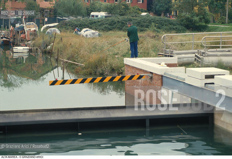 Caption: Nome:..ALTA MAREA..HIGHT TIDE..Localizzazione:..VENEZIA / LIDO / MALAMOCCO ..Soggetto:..PARATOIE DI DIFESA CONTRO LACQUA ALTA / PESCA..CONSORZIO VENEZIA NUOVA..Cronologia:......Autore:......Stile:......Editori Stampatori:......Committenza:......Materia e Tecnica:......Collocazione:......Note:....Riproduzione Fotografica:..Graziano Arici/Rosebud2 ...Copyright:..Graziano Arici / rosebud2/....Data:..1998....Costo:..A....Key:..ACQUA ALTA..HIGHT TIDE