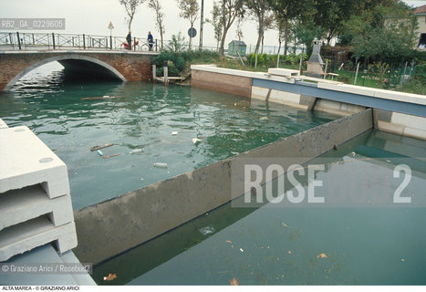 Caption: Nome:..ALTA MAREA..HIGHT TIDE..Localizzazione:..VENEZIA / LIDO / MALAMOCCO ..Soggetto:..PARATOIE DI DIFESA CONTRO LACQUA ALTA..CONSORZIO VENEZIA NUOVA..Cronologia:......Autore:......Stile:......Editori Stampatori:......Committenza:......Materia e Tecnica:......Collocazione:......Note:....Riproduzione Fotografica:..Graziano Arici/Rosebud2 ...Copyright:..Graziano Arici / rosebud2/....Data:..1998....Costo:..A....Key:..ACQUA ALTA..HIGHT TIDE