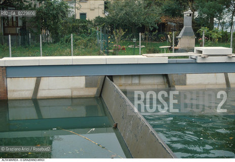 Caption: Nome:..ALTA MAREA..HIGHT TIDE..Localizzazione:..VENEZIA / LIDO / MALAMOCCO ..Soggetto:..PARATOIE DI DIFESA CONTRO LACQUA ALTA..CONSORZIO VENEZIA NUOVA..Cronologia:......Autore:......Stile:......Editori Stampatori:......Committenza:......Materia e Tecnica:......Collocazione:......Note:....Riproduzione Fotografica:..Graziano Arici/Rosebud2 ...Copyright:..Graziano Arici / rosebud2/....Data:..1998....Costo:..A....Key:..ACQUA ALTA..HIGHT TIDE
