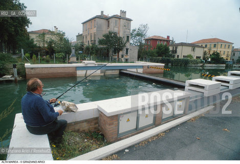 Caption: Nome:..ALTA MAREA..HIGHT TIDE..Localizzazione:..VENEZIA / LIDO / MALAMOCCO ..Soggetto:..PARATOIE DI DIFESA CONTRO LACQUA ALTA / PESCA..CONSORZIO VENEZIA NUOVA..Cronologia:......Autore:......Stile:......Editori Stampatori:......Committenza:......Materia e Tecnica:......Collocazione:......Note:....Riproduzione Fotografica:..Graziano Arici/Rosebud2 ...Copyright:..Graziano Arici / rosebud2/....Data:..1998....Costo:..A....Key:..ACQUA ALTA..HIGHT TIDE