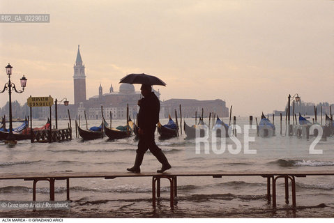 Caption: Nome:..ALTA MAREA..HIGHT TIDE..Localizzazione:..VENEZIA / S. MARCO / BACINO DI S. MARCO..VENICE / ST. MARK  / BASIN OF ST. MARK..Soggetto:..ACQUA ALTA IN BACINO DI S. MARCO / PASSERELLA / SAN GIORGIO..BASIN OF ST. MARK DURING THE HIGHT TIDE / WALKWAY / ISLE OF ST. GIORGIO..Cronologia:......Autore:......Stile:......Editori Stampatori:......Committenza:......Materia e Tecnica:......Collocazione:......Note:....Riproduzione Fotografica:..Graziano Arici/Rosebud2 ...Copyright:..Graziano Arici / rosebud2/....Data:..1994....Costo:..A....Key:..ACQUA ALTA..HIGHT TIDE