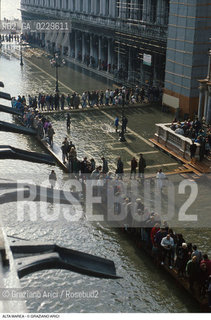 Caption: Nome:..ALTA MAREA..HIGHT TIDE..Localizzazione:..VENEZIA / S. MARCO / PIAZZETTA DI S. MARCO..VENICE / ST. MARK  / ST. MARK S PIAZZETTA..Soggetto:..PASSERELLE PER L ACQUA ALTA..WALKWAYS DURING THE HIGHT TIDE ..Cronologia:......Autore:......Stile:......Editori Stampatori:......Committenza:......Materia e Tecnica:......Collocazione:......Note:....Riproduzione Fotografica:..Graziano Arici/Rosebud2 ...Copyright:..Graziano Arici / rosebud2/....Data:..1994....Costo:..A....Key:..ACQUA ALTA..HIGHT TIDE
