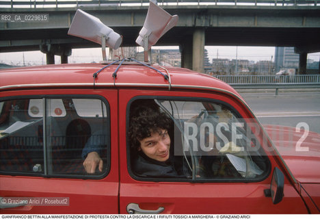 Nome: ..PROTESTA CONTRO LA DISCARICA E I RIFIUTI TOSSICI..Descrizione: ..ECOLOGIA AMBIENTE VERDI MANIFESTAZIONE / GIANFRANCO BETTIN IN MACCHINA..Credit: ..Graziano Arici/Rosebud2 .Costo: ....Nazione: ..ITALIA..Città: ..MARGHERA..Data: ..1990....
